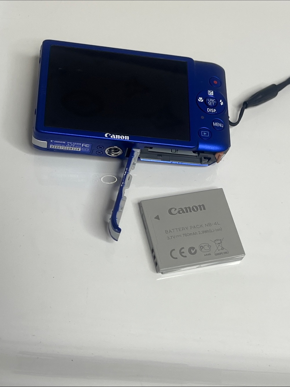 Canon Powershot Elph 100hs Compact Point-and-Shoot Camera in Blue - Picture 4 of 6